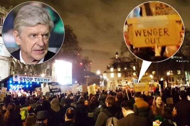 Slogan Wenger Out Terlihat...