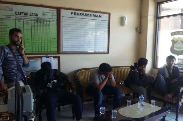 Terekam CCTV Lima Wisatawan...