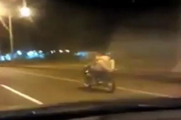Ngebut! Pasangan ini...