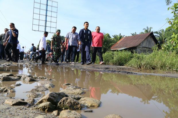 Jalan Kubangan di Hutabayu...
