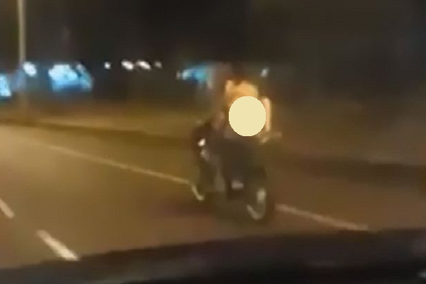 Sejoli Bercinta Sambil...