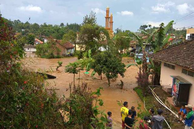 Banjir Bandang Terjang...