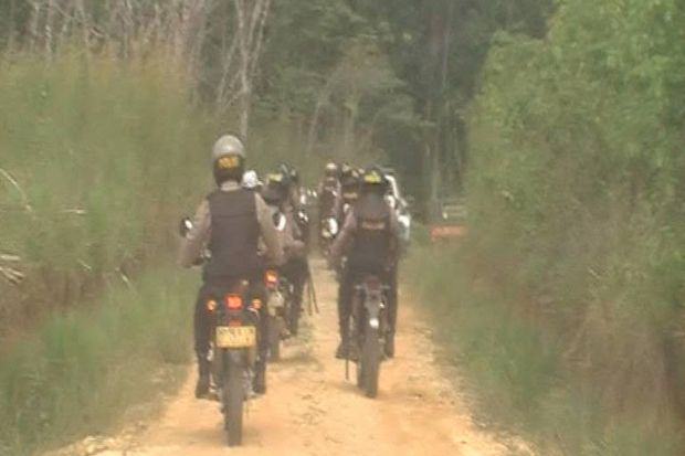 Petugas Dishut dan Brimob...