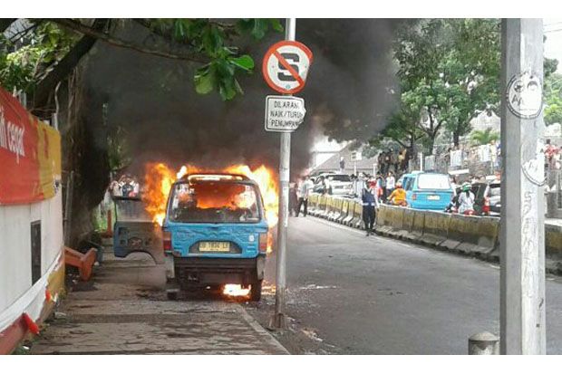 Angkot Terbakar di Pusat...