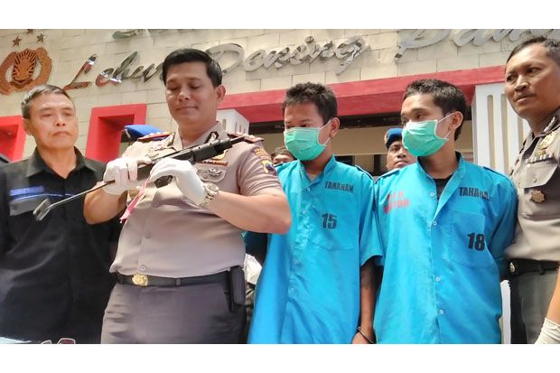 Aniaya Nasabah Pakai...