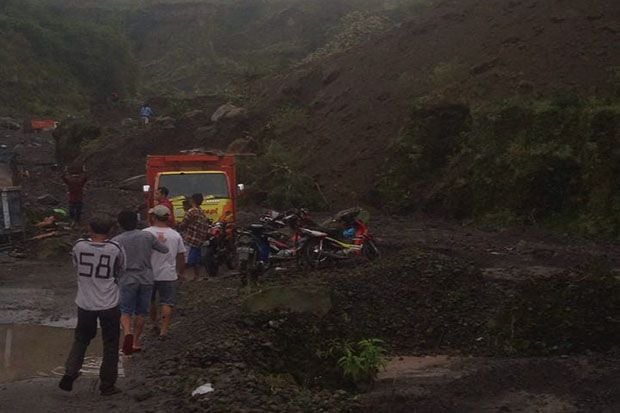 Hujan Deras, 24 Truk...