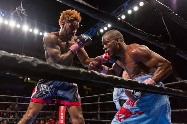 Menang TKO, Hurd Rebut...