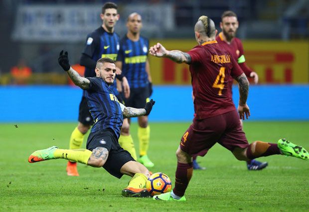 AS Roma Curi Tiga Poin...