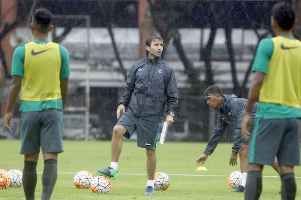 Luis Milla Boyong 25...