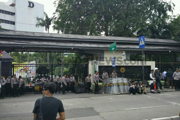 Dilarang Masuk, Pelapor...