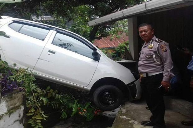 Mobil Ayla Terbang Bebas...