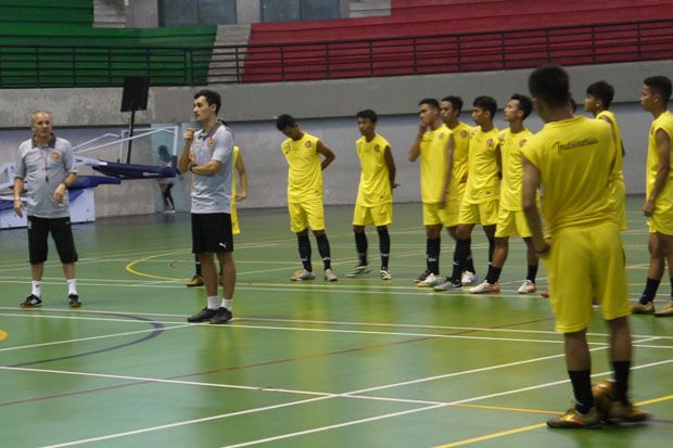 Coach Vic Hermans Pangkas...