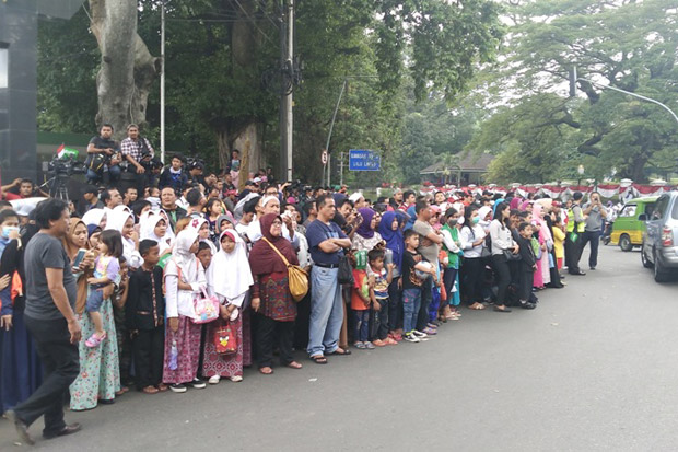 Ribuan Warga Bogor Berjejer...