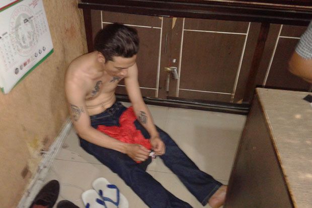 Pegang Payudara Bocah...