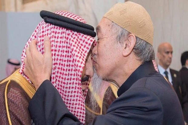 Pencium Kepala Raja...