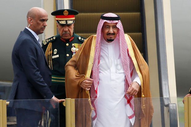 Raja Salman Kenakan...