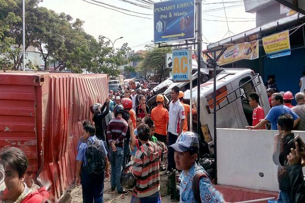 Diduga Rem Blong, Truk...