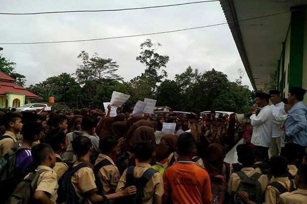 Tuntut Kepala Sekolah...