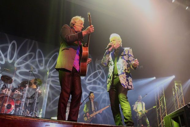 Air Supply Membawa Ribuan...