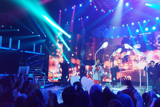 Bawakan Lagu Malam Biru,...