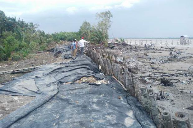 Tanggul Jebol, Ratusan...