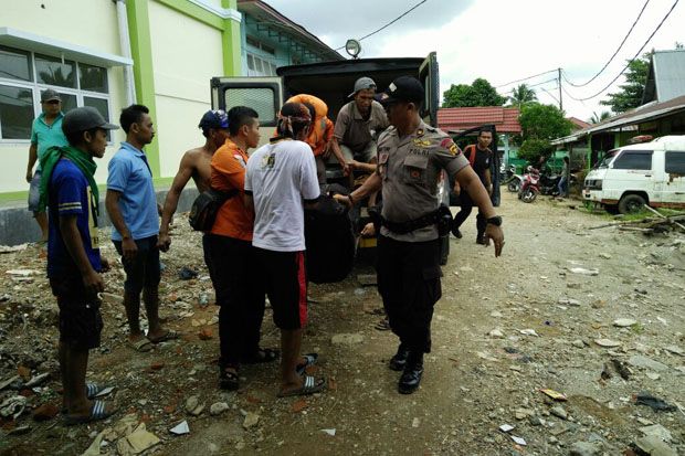Tiga Hari Hanyut, Hendro...