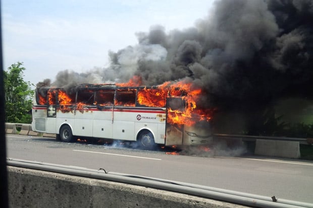 Bus Terbakar di Tol...