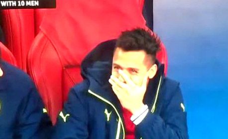 Alexis Sanchez Tertawakan...