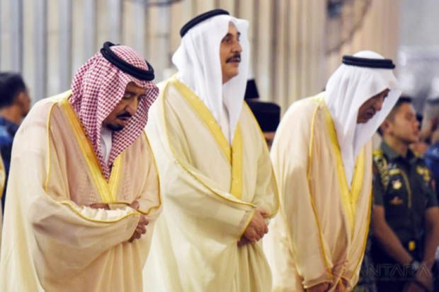 Raja Arab Saudi Salat...