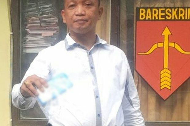 Cetak Uang Palsu, Staf...