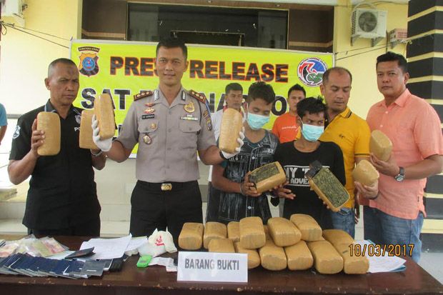 Polisi Bekuk Dua Kurir...