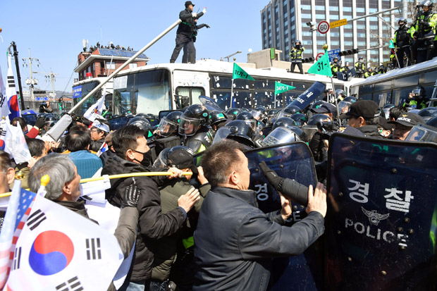 Dua Demonstran Tewas...