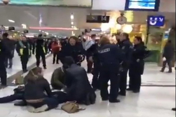 Pria Berkapak Mengamuk...