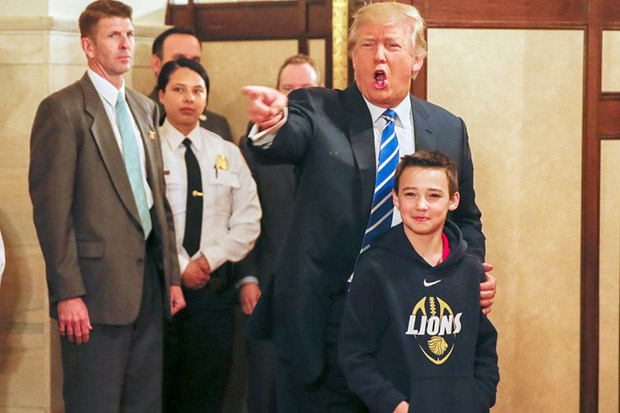 Donald Trump Larang...