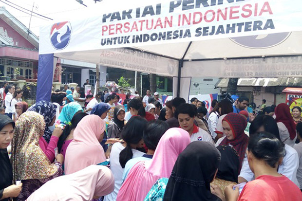 Ratusan Warga Padati...