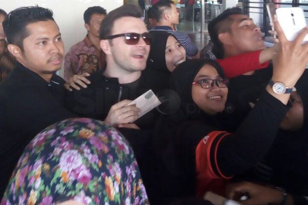 Tiba di Jakarta, Shane...