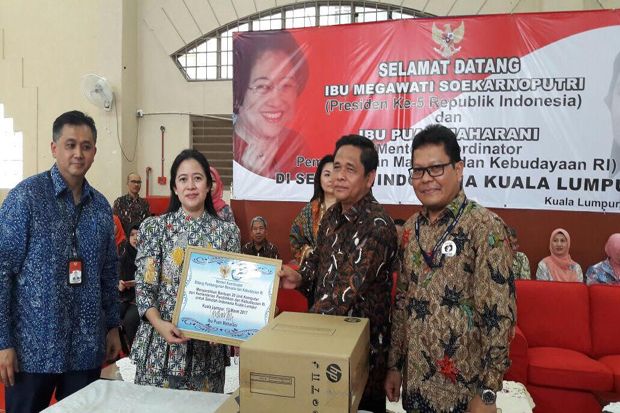 Menko PMK Serahkan Bantuan...