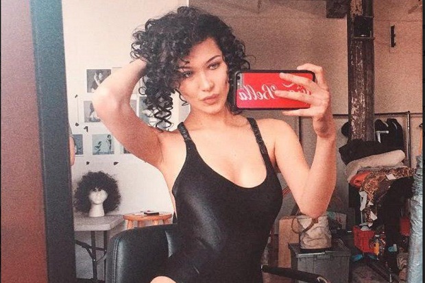 Bella Hadid Tampil Beda...