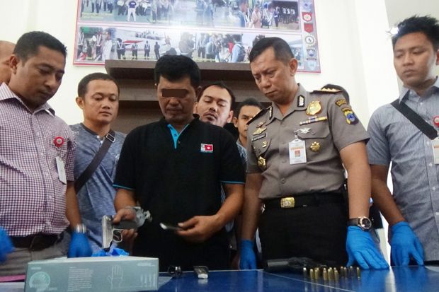 Bawa Dua Pistol Ilegal,...