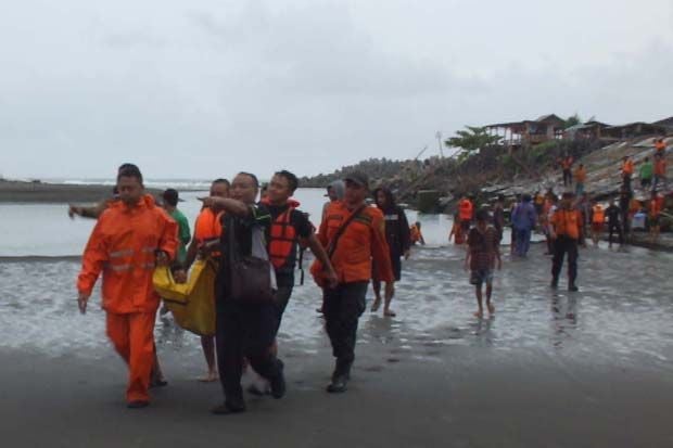 Tiga Wisatawan Pantai...