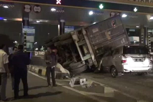 Tabrak Pembatas Gerbang...