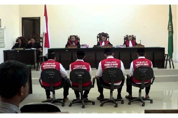 Tiga Sultan Pengikut...