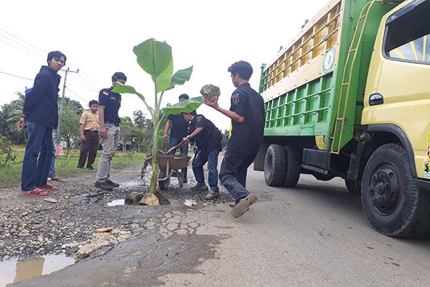 Jalan Rusak dan Berlubang,...