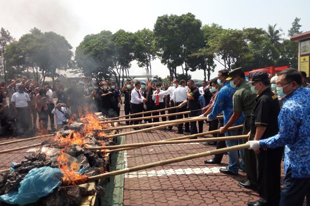Polda Jabar Musnahkan...