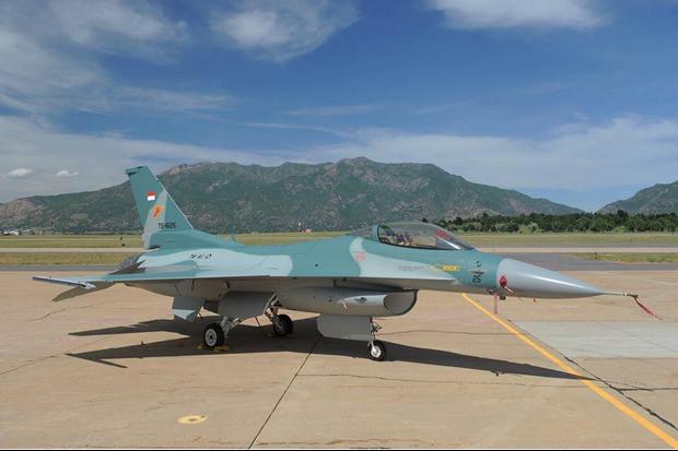 Pesawat F-16 Tergelincir,...