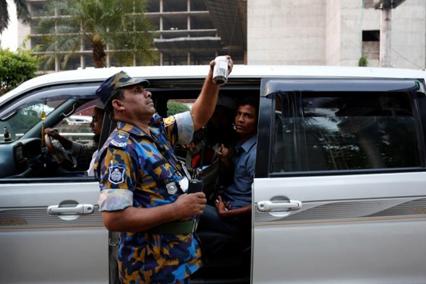 Bomber ISIS Serang Basis...