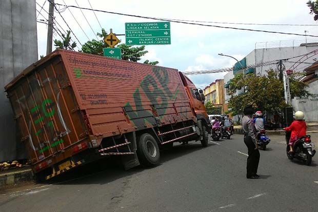 Truk Kontainer Pengangkut...