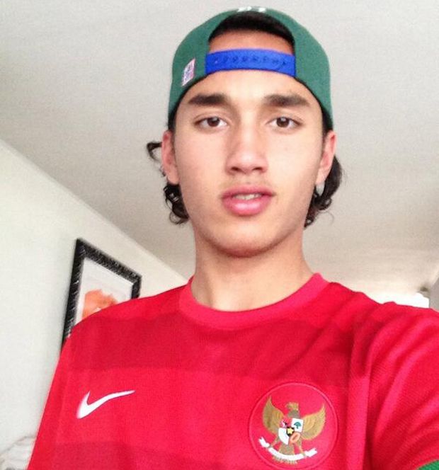 Resmi WNI, Ezra Walian...
