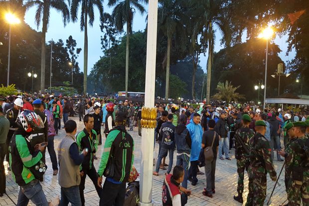 Dikawal Polisi dan TNI,...
