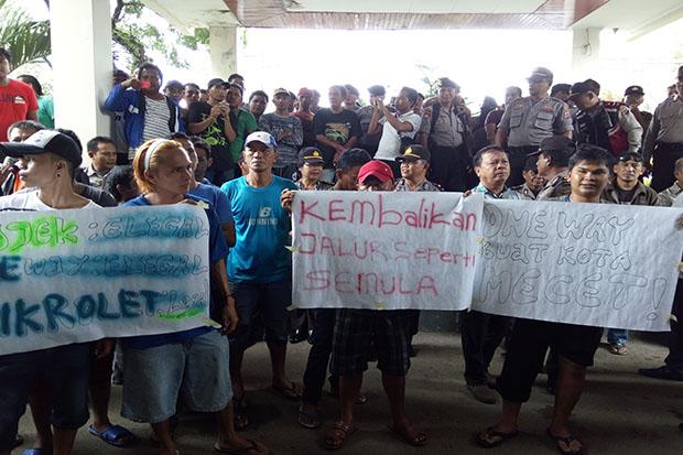 Sopir Angkot Manado...